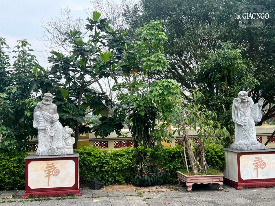 Ngoài ra, trong khuôn viên chùa còn có hệ thống tượng Thập bát A-la-hán bằng đá...