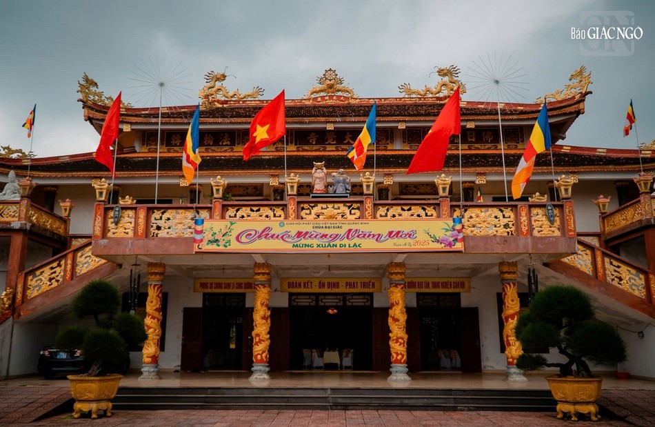 ... Tuy nhiên, thiên tai khắc nghiệt không ít lần làm chùa bị ảnh hưởng, đặc biệt là trận bão Wutip năm 2013 đã phá hủy phần lớn công trình. Không nản lòng, chư tôn đức và Phật tử tiếp tục kêu gọi sự đóng góp để tái thiết ngôi Tam bảo một cách kiên cố hơn