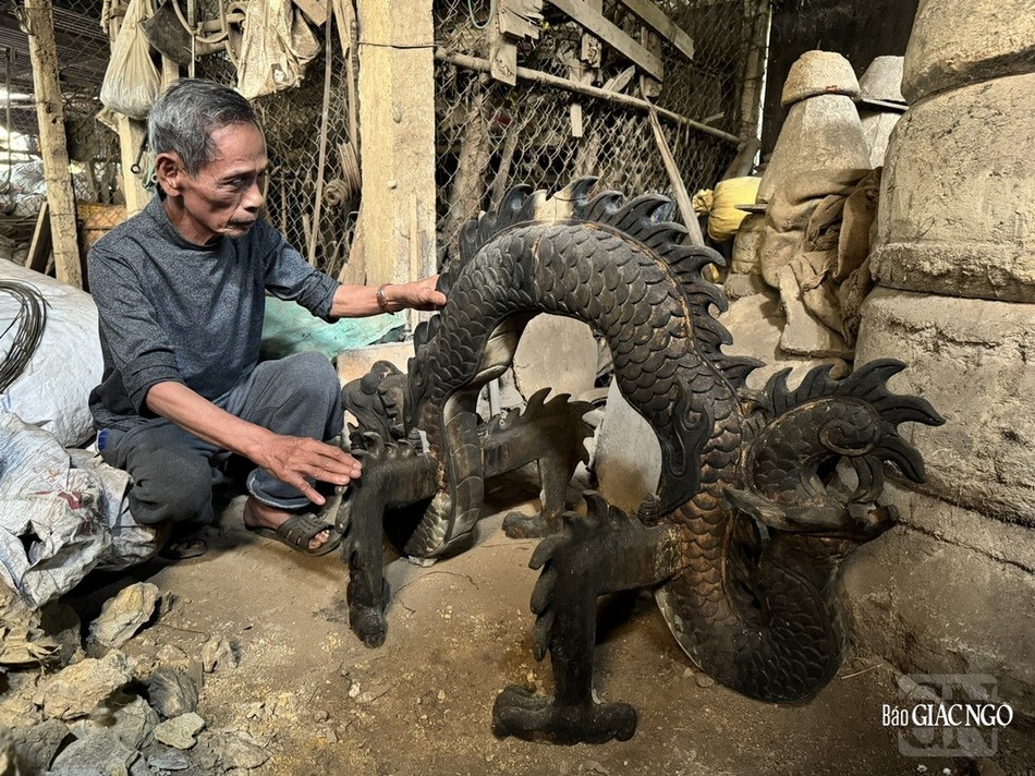 Đại hồng chung có chiều cao 3,5m, miệng chuông rộng 1,8m, trọng lượng 5 tấn, được chế tác trong thời gian 3 tháng