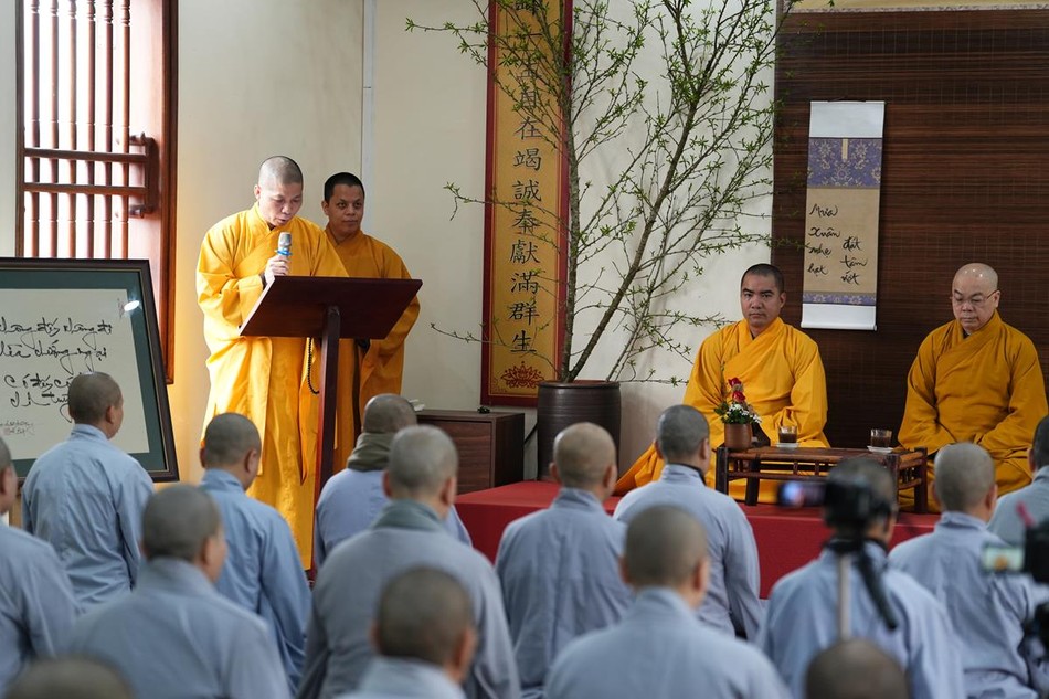 Đại đức Thích Trí Thuần báo cáo công tác tổ chức khóa tu Đại đức Thích Trí Thuần báo cáo công tác tổ chức khóa tu