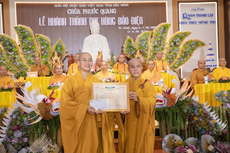 Trao Bằng tuyên dương công đức đến Đại đức Thích Chúc Tấn Trao Bằng tuyên dương công đức đến Đại đức Thích Chúc Tấn