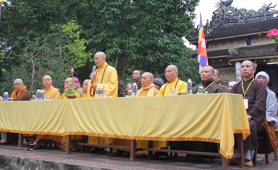 Hòa thượng Thích Khế Chơn, Chánh Chủ đàn khuyến tấn các giới tử trước khi bước vào phòng thi Hòa thượng Thích Khế Chơn, Chánh Chủ đàn khuyến tấn các giới tử trước khi bước vào phòng thi