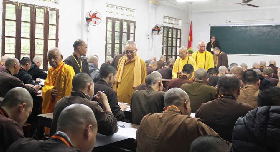 Chư tôn đức sách tấn giới tử làm bài thi Chư tôn đức sách tấn giới tử làm bài thi