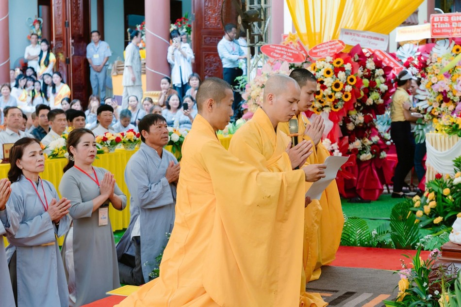 Đại đức Thích Trung Nghiêm dâng lời phát nguyện Đại đức Thích Trung Nghiêm dâng lời phát nguyện