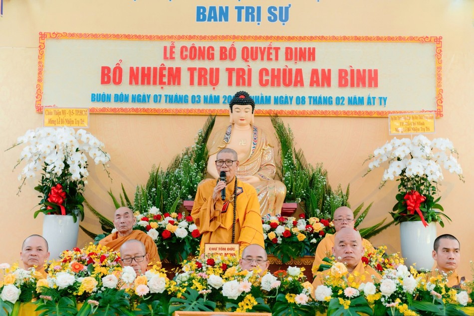 Hòa thượng Thích Châu Quang ban đạo từ Hòa thượng Thích Châu Quang ban đạo từ