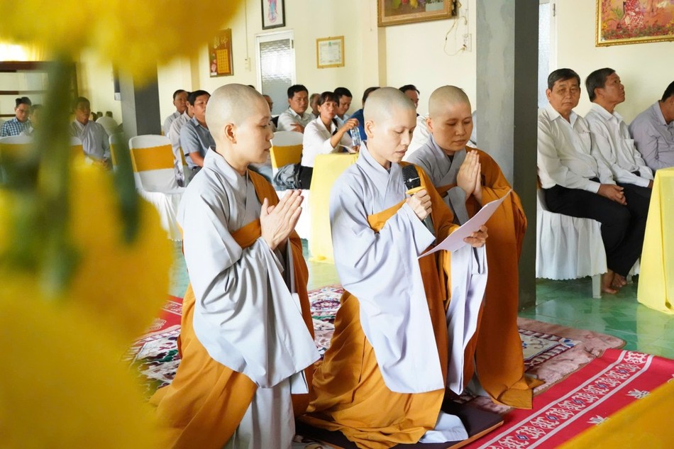 Sư cô Thích nữ Huệ Liên dâng lời phát nguyện Sư cô Thích nữ Huệ Liên dâng lời phát nguyện