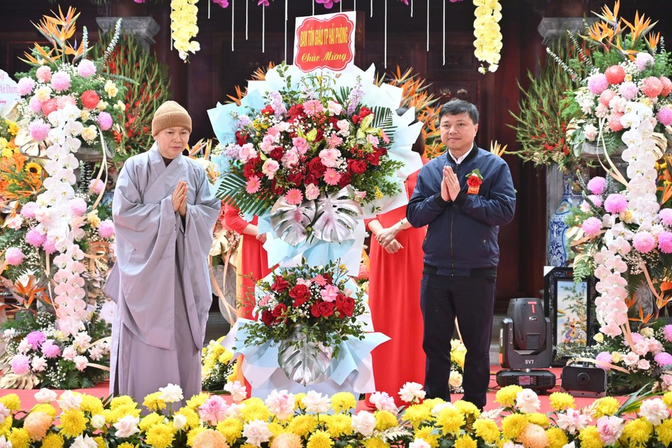 Sư cô Thích Tịnh Ân đón nhận lẵng hoa chúc mừng Sư cô Thích Tịnh Ân đón nhận lẵng hoa chúc mừng