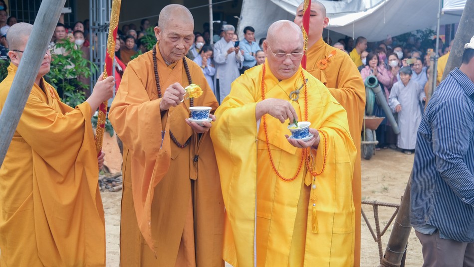 Chư tôn đức cử hành nghi thức sái tịnh Chư tôn đức cử hành nghi thức sái tịnh