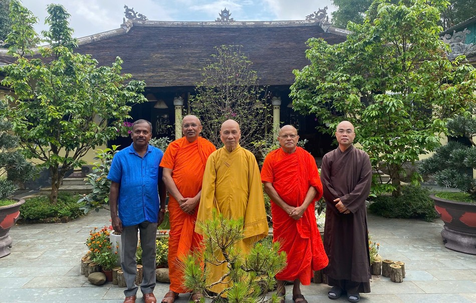Hòa thượng Neluwe Sumanawansa Thero, Viện trưởng Đại học BPUSL cùng các thành viên trong đoàn thăm, vấn an Trưởng lão Hòa thượng Thích Giác Quang tại chùa Bảo Lâm Hòa thượng Neluwe Sumanawansa Thero, Viện trưởng Đại học BPUSL cùng các thành viên trong đoàn thăm, vấn an Trưởng lão Hòa thượng Thích Giác Quang tại chùa Bảo Lâm