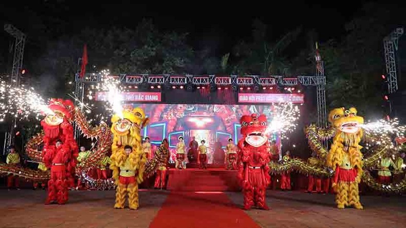 Tiết mục múa lân sư rồng tại Lễ khai hội chùa Vĩnh Nghiêm Tiết mục múa lân sư rồng tại Lễ khai hội chùa Vĩnh Nghiêm