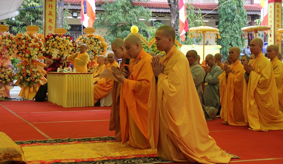 Giới tử dâng lời phát nguyện thọ giới