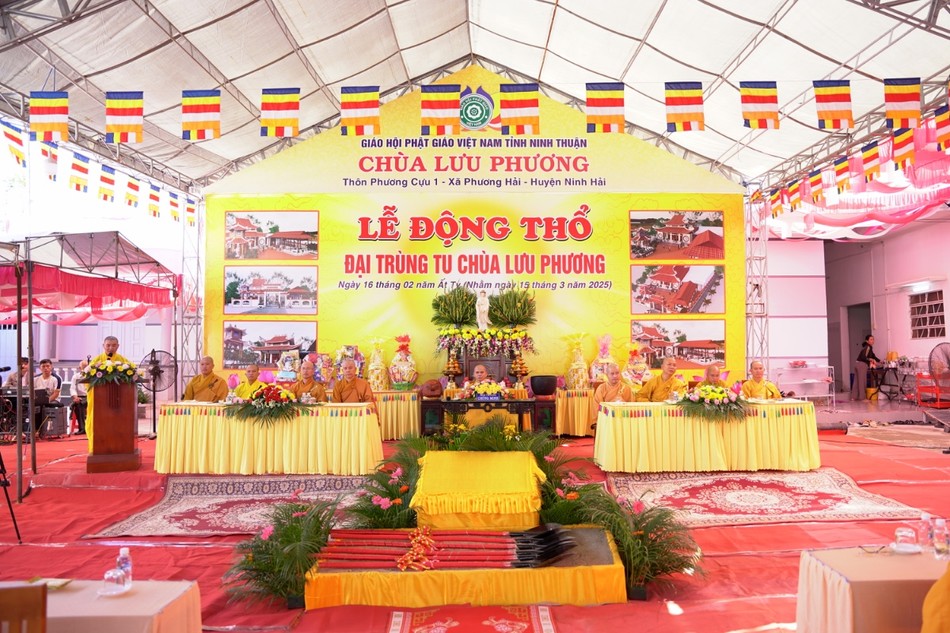 Chư tôn đức chứng minh buổi lễ Chư tôn đức chứng minh buổi lễ