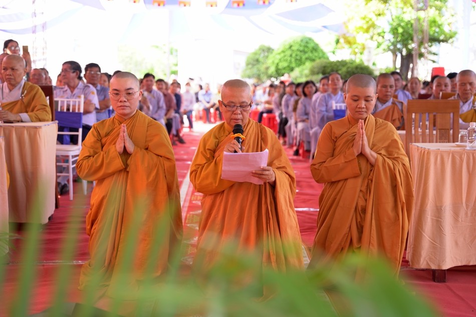 Ni sư Thích nữ Liên Cơ, trụ trì chùa Lưu Phương dâng lời khải bạch Ni sư Thích nữ Liên Cơ, trụ trì chùa Lưu Phương dâng lời khải bạch