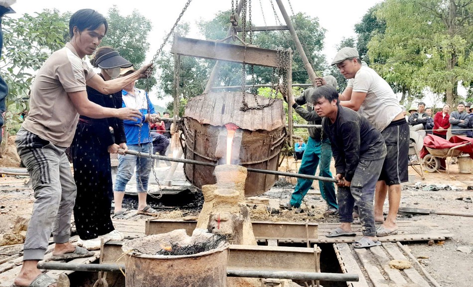 Rót đồng đúc chuông Rót đồng đúc chuông