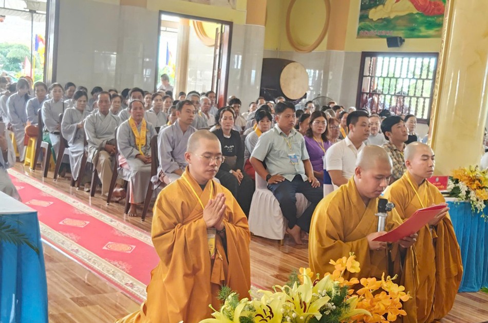 Đại đức Thích Thiện Tịnh dâng lời phát nguyện Đại đức Thích Thiện Tịnh dâng lời phát nguyện