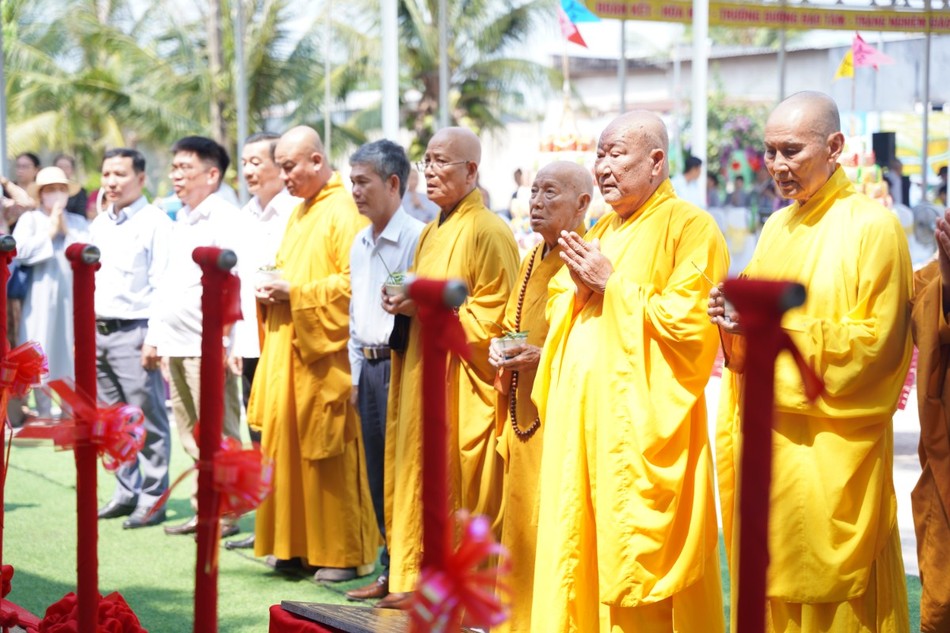 Chư tôn đức niêm hương