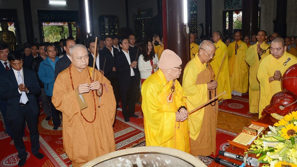 Chư tôn đức, đại biểu dâng hương tưởng niệm