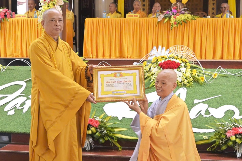 Hòa thượng Thích Phước Minh trao tặng Bằng tuyên dương công đức đến Sư cô trụ trì chùa Hưng Mỹ Hòa thượng Thích Phước Minh trao tặng Bằng tuyên dương công đức đến Sư cô trụ trì chùa Hưng Mỹ