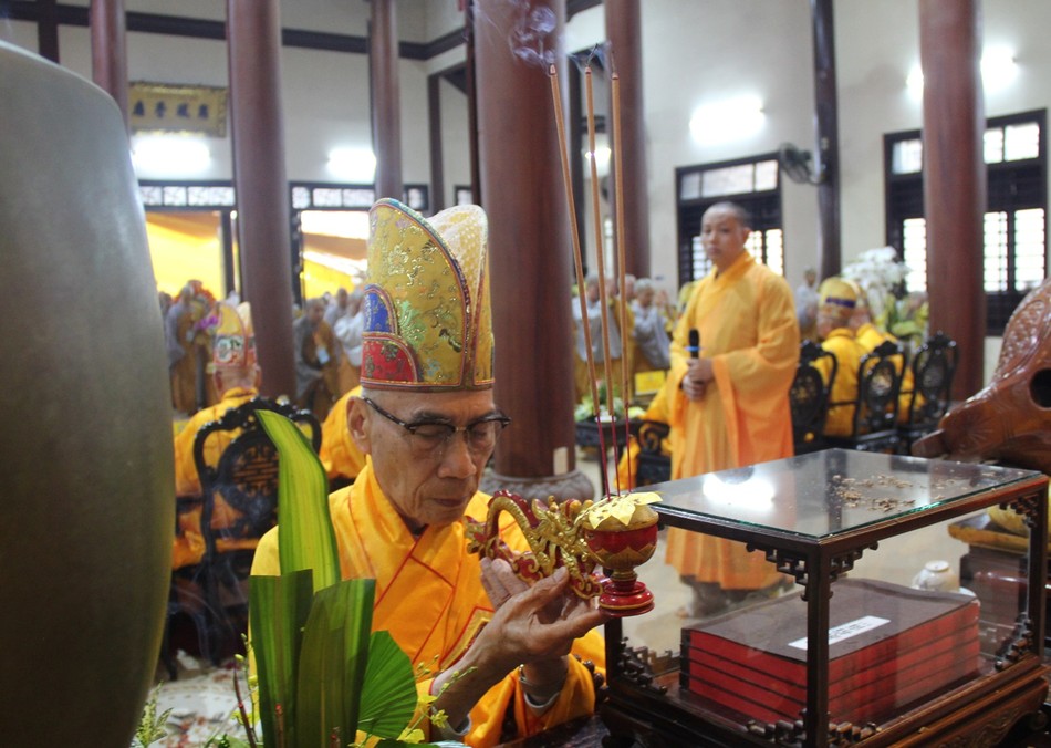 Trưởng lão Hòa thượng Thích Quang Nhuận dâng hương cung thỉnh mười phương chư Phật hiện tọa đạo tràng
