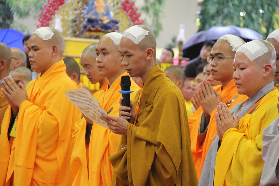 Tân Tỳ-kheo Thích Tâm Sỹ đại diện các giới tử dâng lời phát nguyện