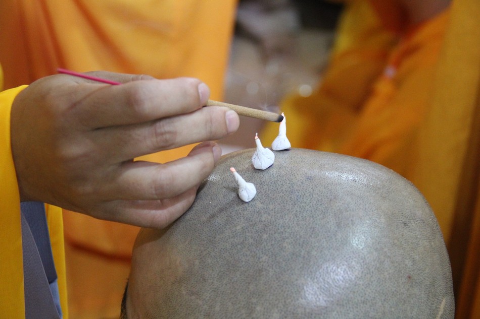 Nhiên hương cúng dường