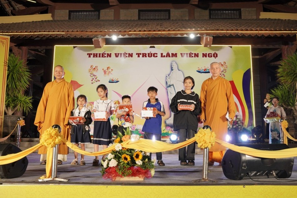 Trao học bổng đến các em học sinh