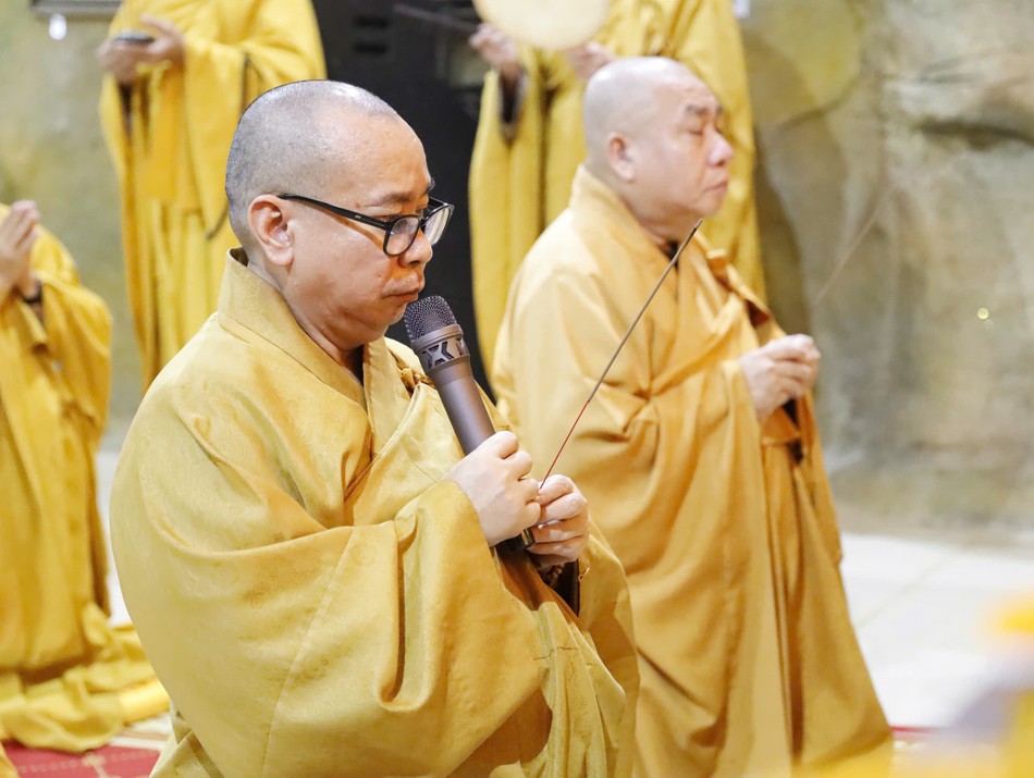 Thượng tọa Thích Nguyên Hiếu niêm hương bạch Phật Thượng tọa Thích Nguyên Hiếu niêm hương bạch Phật