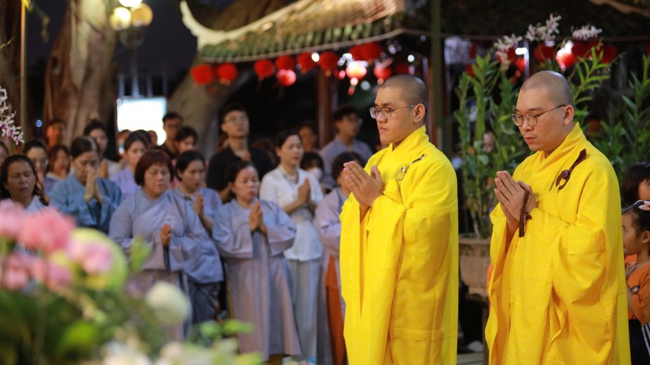 Chư Tăng chùa Diệu Pháp hướng dẫn đại chúng đảnh lễ Tam bảo