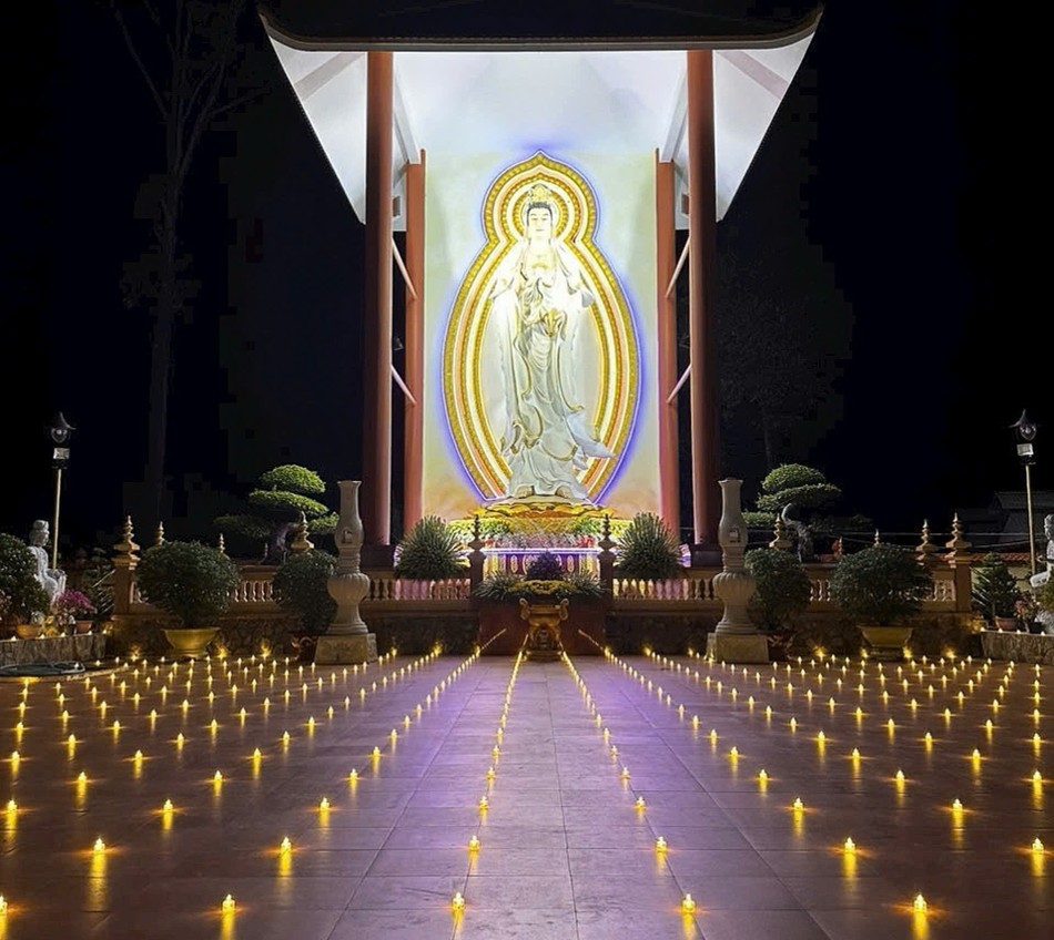 Bảo tượng Bồ-tát Quán Âm tại tổ đình Vĩnh Tràng nơi đặt trụ sở Văn phòng Ban Trị sự Phật giáo tỉnh Tiền Giang