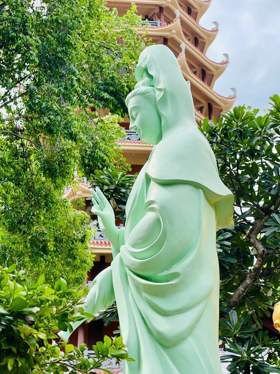 Tôn tượng Bồ-tát Quán Âm tại tổ đình Long Khánh (TP.Quy Nhơn, Bình Định) - Ảnh: Quảng Tiến