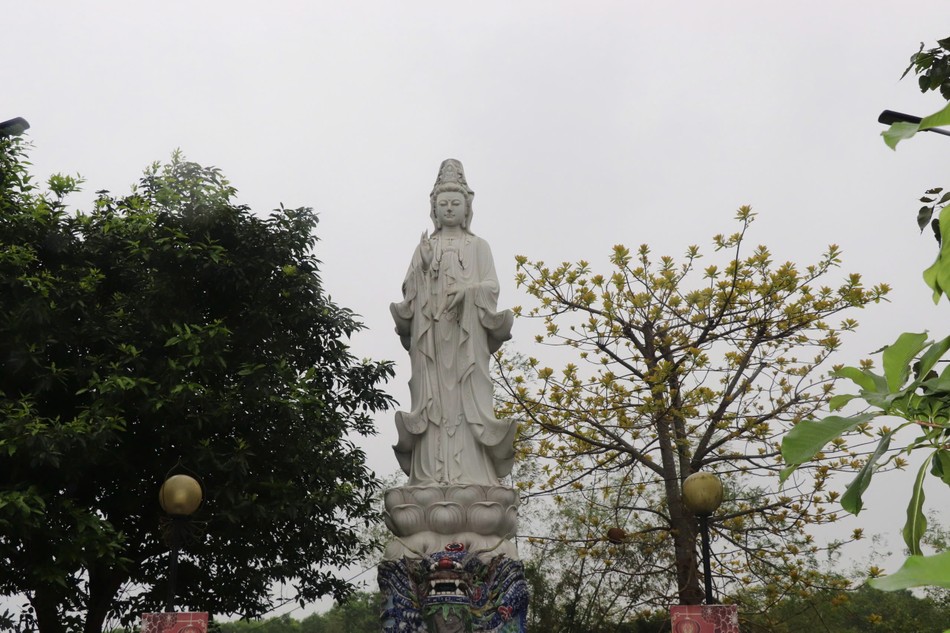 Tôn tượng Bồ-tát Quán Âm lộ thiên cưỡi rồng được an vị trong khuôn viên chùa Quy Thiện (H.Hải Lăng, Quảng Trị)