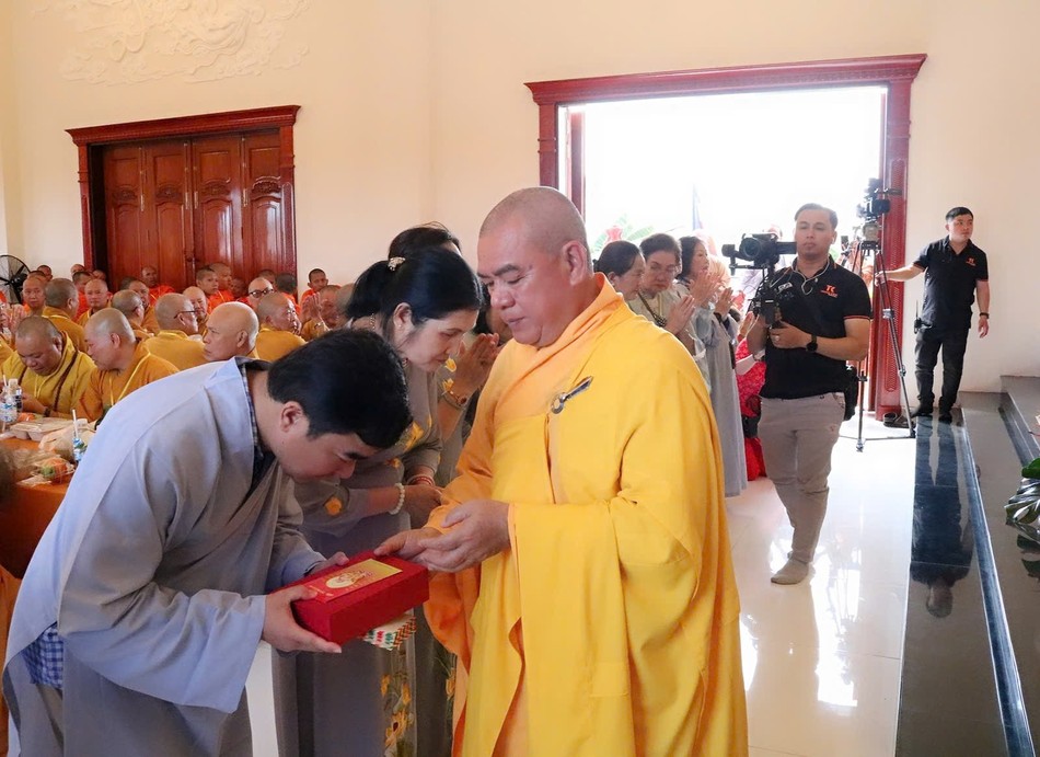 Thượng tọa Thích Trí Thọ, trụ trì chùa Phật Quang trao kỷ niệm chương đến các Phật tử, mạnh thường quân Thượng tọa Thích Trí Thọ, trụ trì chùa Phật Quang trao kỷ niệm chương đến các Phật tử, mạnh thường quân