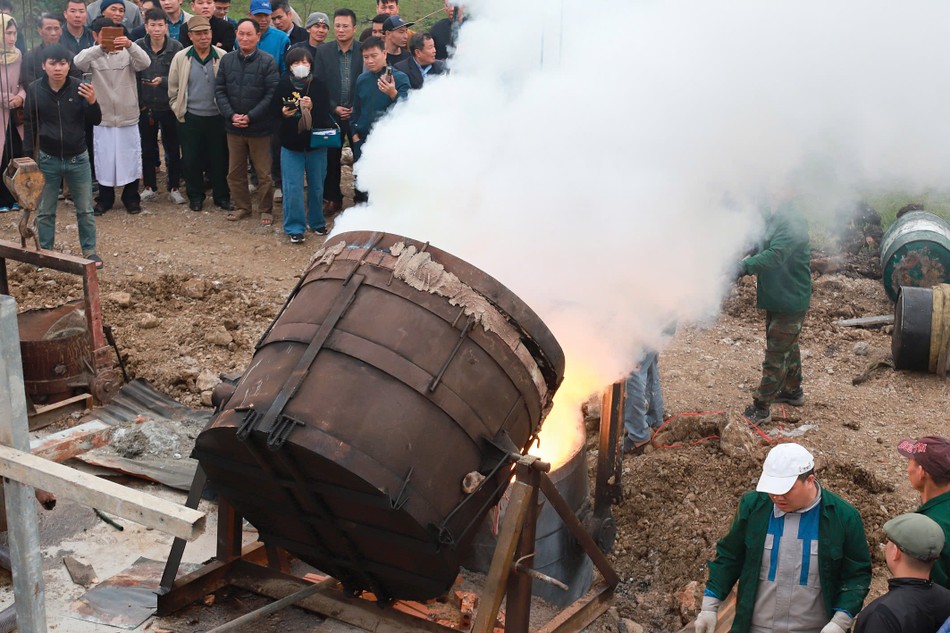 Rót đồng đúc kim thân bảo tượng Đức Phật Thích Ca Mâu Ni - Ảnh: Thành Trung Rót đồng đúc kim thân bảo tượng Đức Phật Thích Ca Mâu Ni - Ảnh: Thành Trung