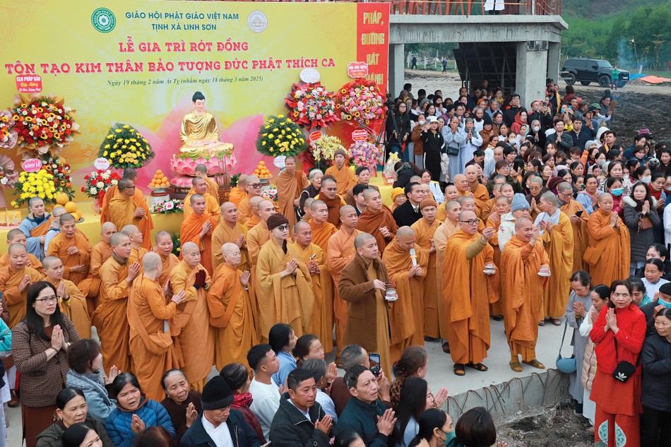 Chư tôn đức cử hành nghi thức sái tịnh - Ảnh: Thành Trung Chư tôn đức cử hành nghi thức sái tịnh - Ảnh: Thành Trung