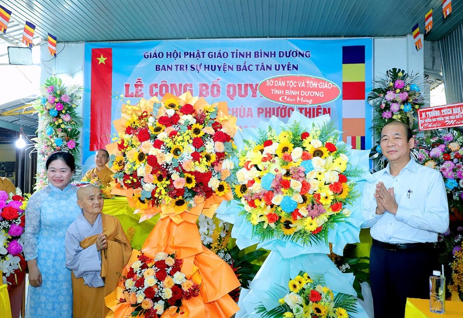 Sở Dân tộc và Tôn giáo tỉnh Bình Dương tặng hoa chúc mừng Sở Dân tộc và Tôn giáo tỉnh Bình Dương tặng hoa chúc mừng