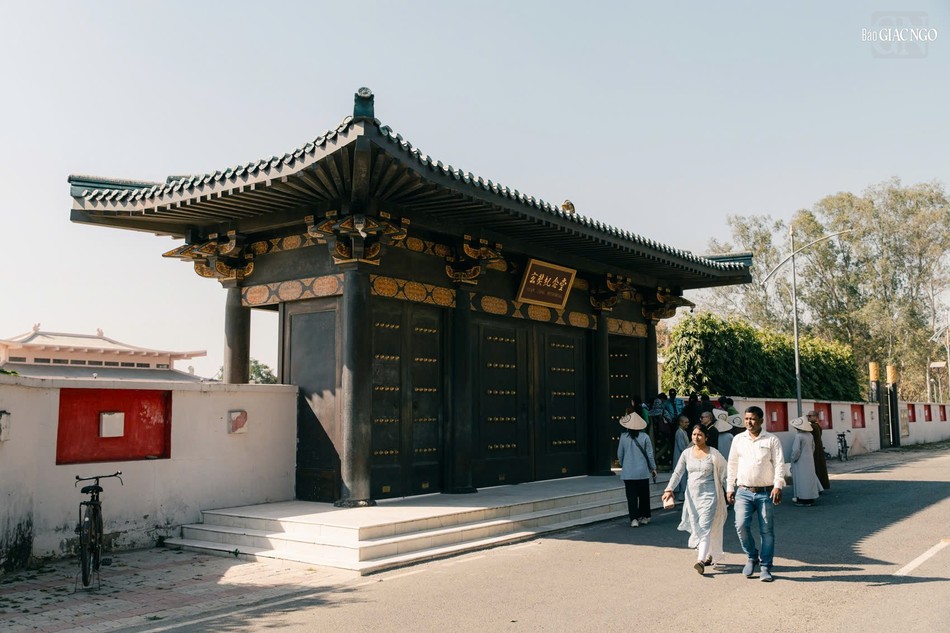 Trước cổng Huyền Trang kỷ niệm đường Trước cổng Huyền Trang kỷ niệm đường