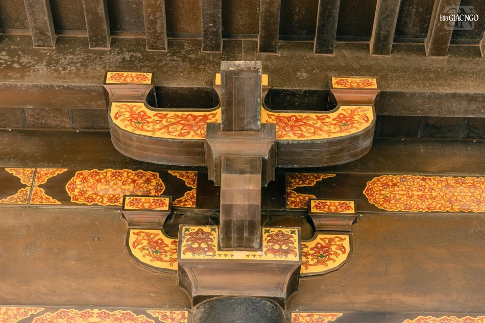 Họa tiết nơi cổng, kết cấu bằng đồng Họa tiết nơi cổng, kết cấu bằng đồng