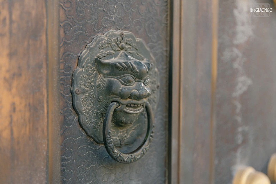 Phần cổng sử dụng đồng, nền dập nổi hoa văn vân mây Phần cổng sử dụng đồng, nền dập nổi hoa văn vân mây