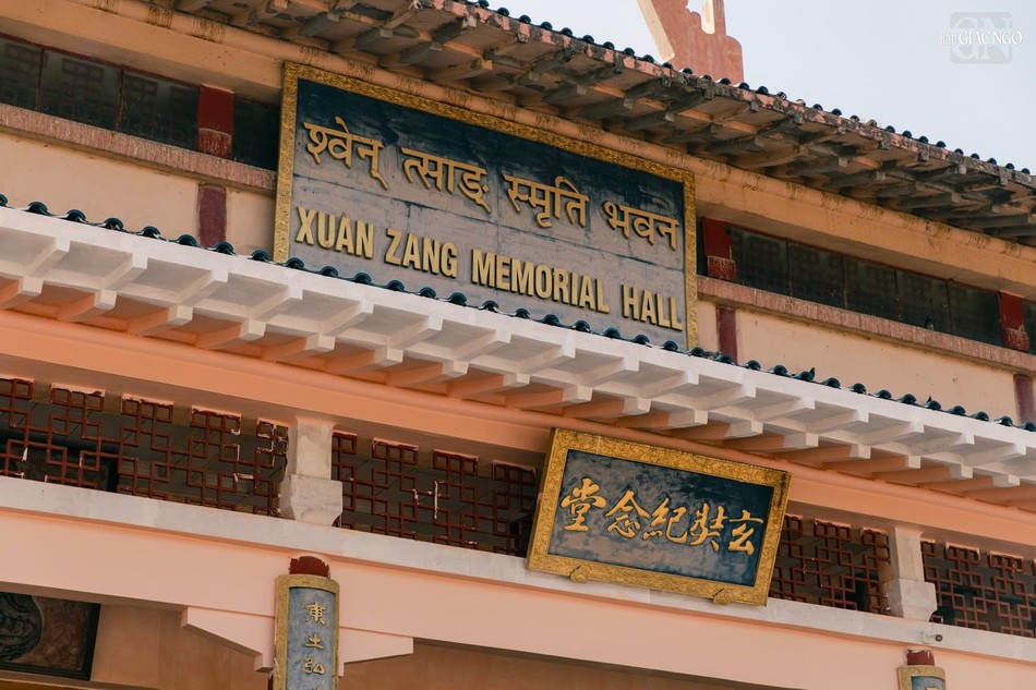 Hai bức hoành "Huyền Trang kỷ niệm đường" theo 3 ngôn ngữ Hai bức hoành "Huyền Trang kỷ niệm đường" theo 3 ngôn ngữ