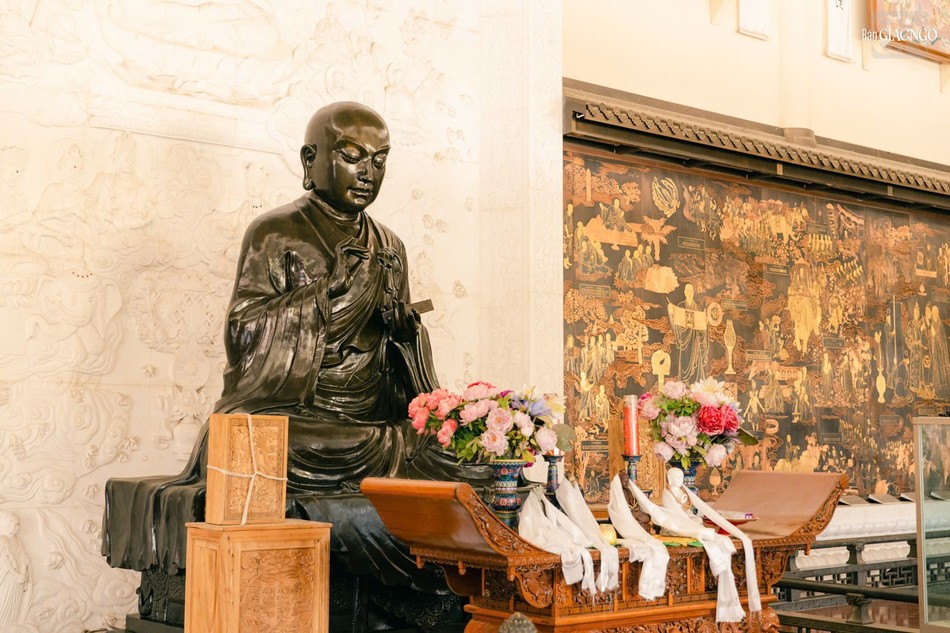 Tôn tượng ngài Huyền Trang thờ tại điện lớn của nhà tưởng niệm Tôn tượng ngài Huyền Trang thờ tại điện lớn của nhà tưởng niệm