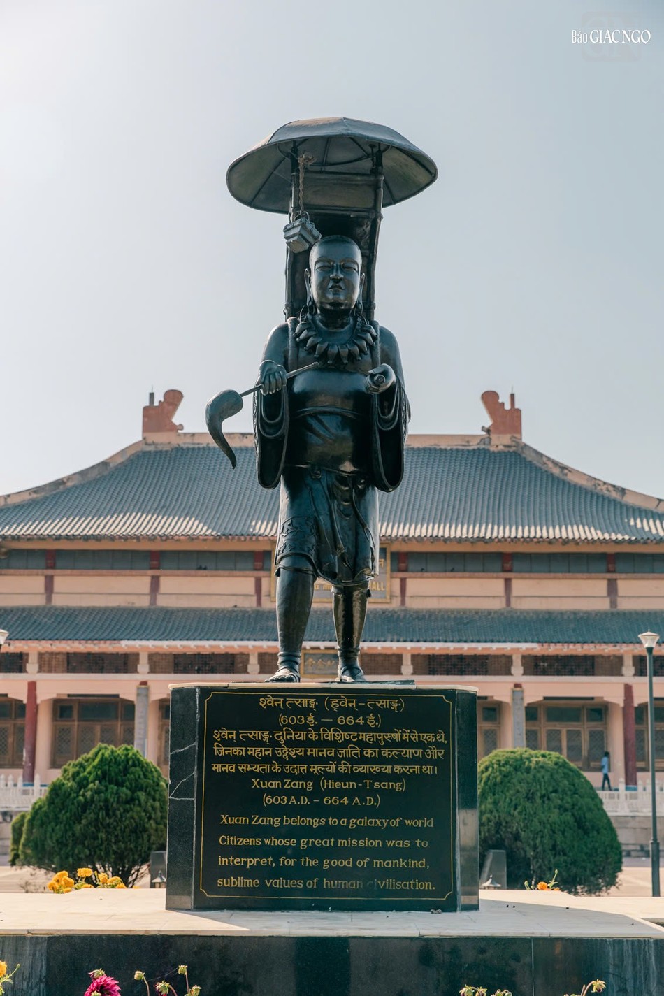 Tượng ngài Huyền Trang với hình ảnh mang gùi kinh trên đường du hành sang Tây Thiên tầm đạo Tượng ngài Huyền Trang với hình ảnh mang gùi kinh trên đường du hành sang Tây Thiên tầm đạo