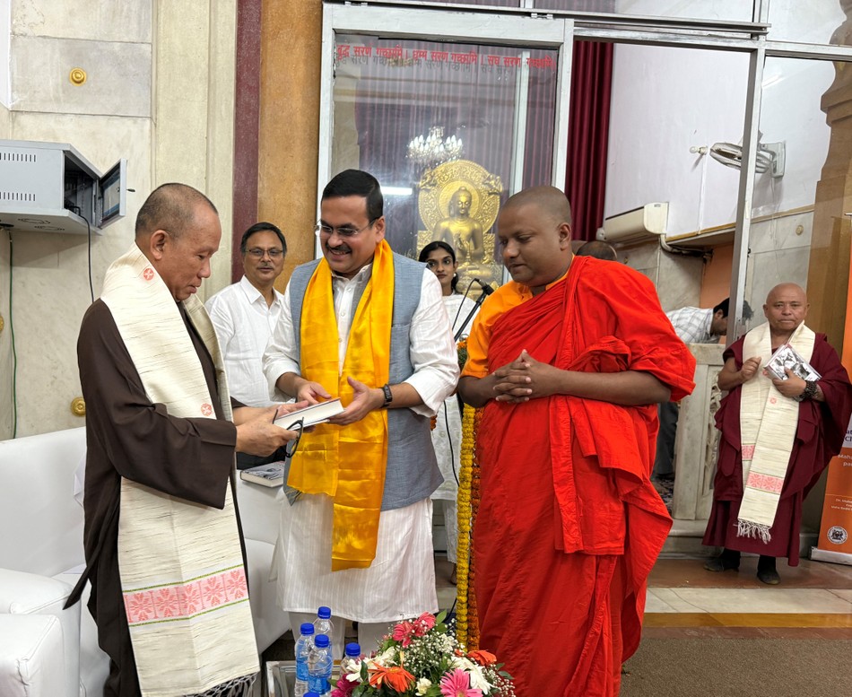 Tặng sách nhân buổi hội thảo Tặng sách nhân buổi hội thảo