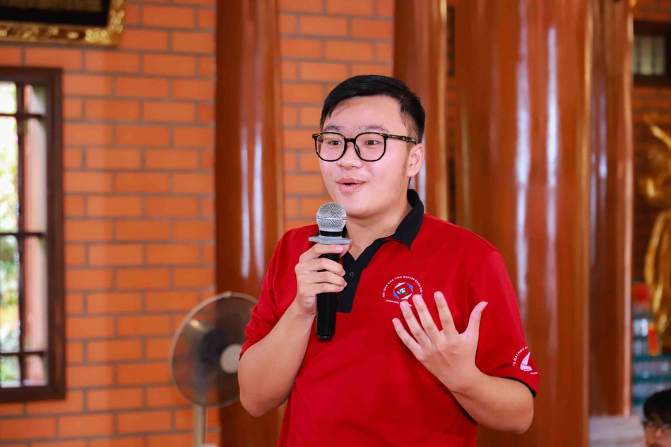 Các bạn sinh viên hăng hái phát biểu trong phần pháp đàm Các bạn sinh viên hăng hái phát biểu trong phần pháp đàm