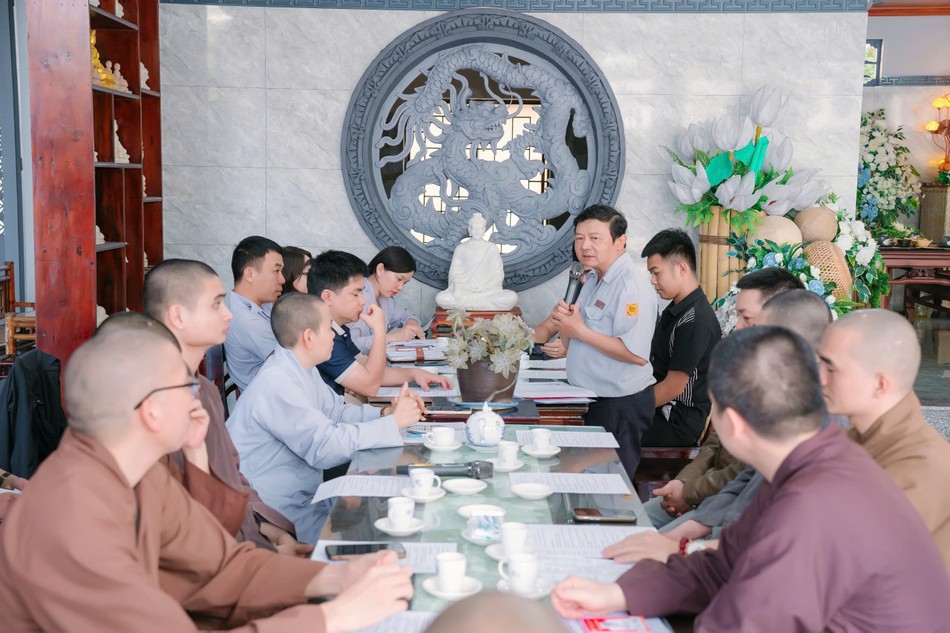 Đạo hữu Duy Sang trình bày phương án thiết trí xe hoa Đạo hữu Duy Sang trình bày phương án thiết trí xe hoa