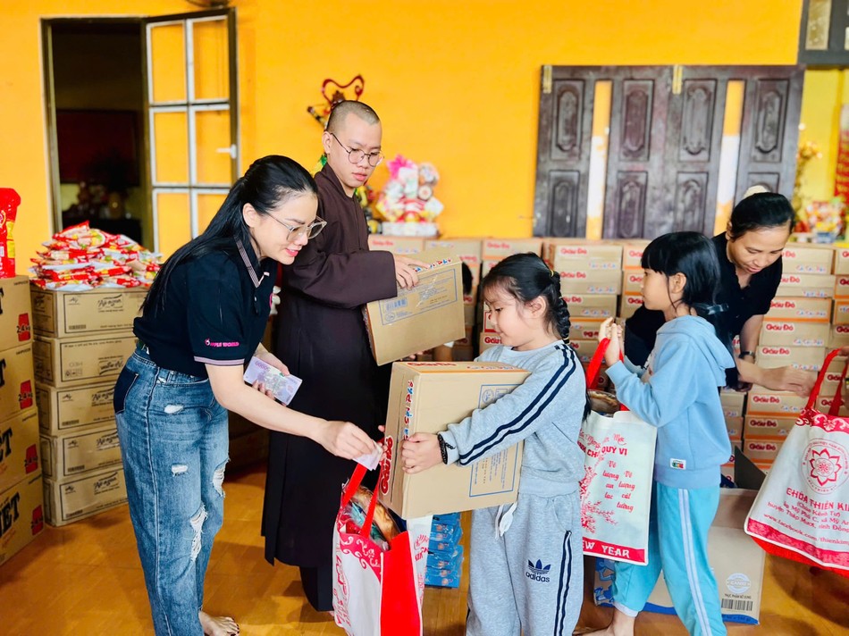 Em vui nhận quà Em vui nhận quà