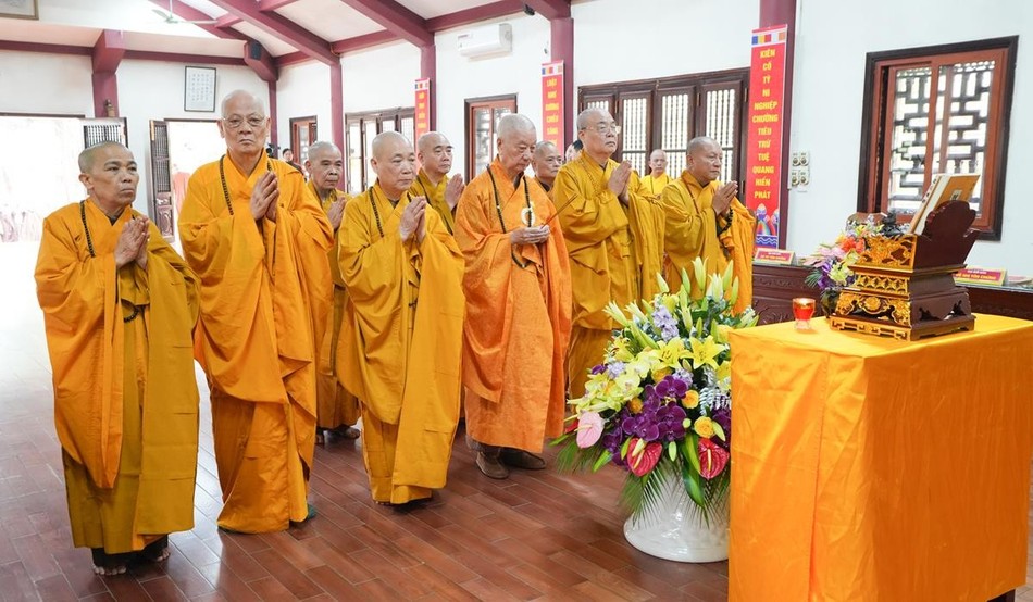 Đại lão Hòa thượng Thích Trí Quảng cùng chư tôn đức Hội đồng Giới sư niêm hương