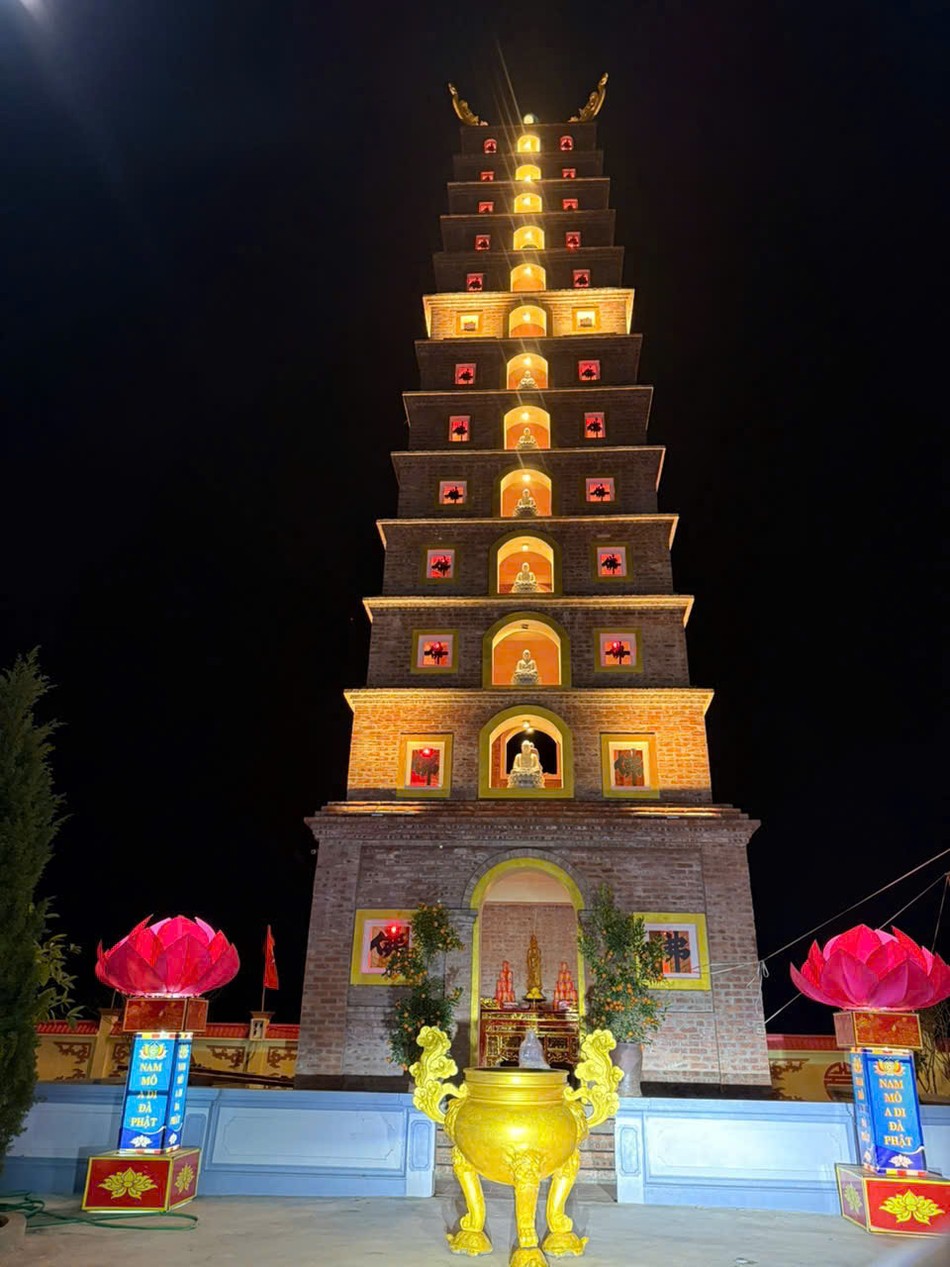 Bảo tháp có 13 tầng, cao 29m, an vị tôn tượng Bồ-tát Địa Tạng và 48 tôn tượng Đức Phật A Di Đà