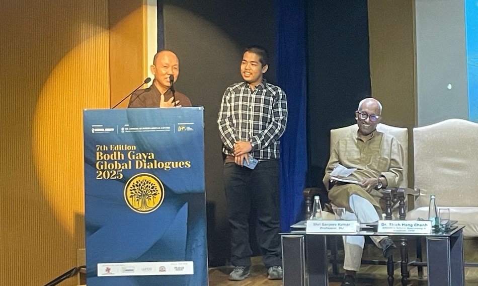 Thượng tọa Thích Hạnh Chánh trình bày tham luận Thượng tọa Thích Hạnh Chánh trình bày tham luận