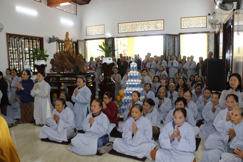 Đông đảo Phật tử về chùa Phật Học Quảng Trị tưởng niệm bậc Thầy đã có công đã hướng đạo cho quê hương