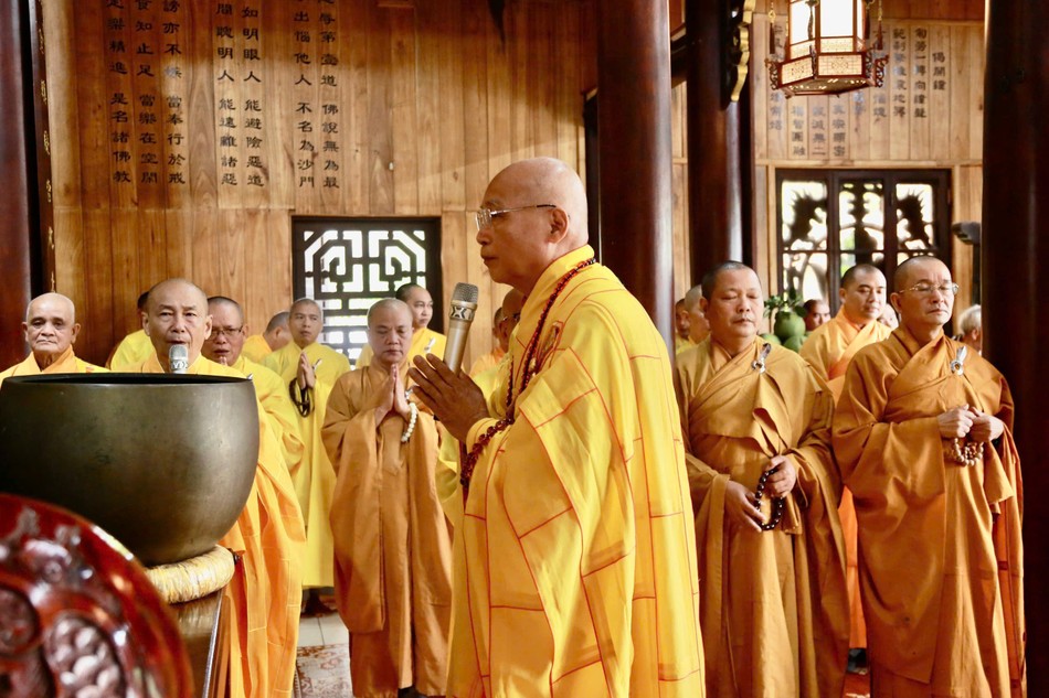 Khóa lễ cúng ngọ tại chánh điện tổ đình Kim Tiên